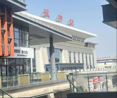 汉中火车站出站口15号楼2楼,166平方,精装修出租